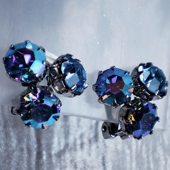 Aurora Borealis Blue Round Vintage Crystal Clip Earrings Prong Set Signed WEISS? - Picture 4 of 11